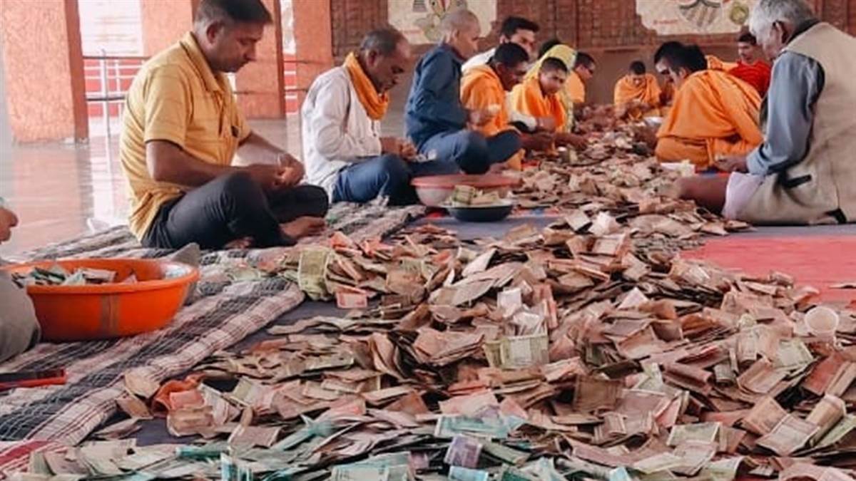 पशुपतिनाथ मंदिर की दानपेटियों से निकले 13 लाख रुपए, नेपाल, बांग्‍लादेश का नोट भी निकला
